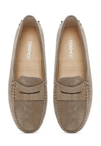 Beige suède instappers met een moccasinontwerp, voorzien van gestikte details en een decoratieve uitsnijding op de bovenkant. Gladde binnenvoering.