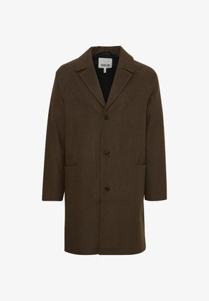 Smeđi kaput od vune s dodacima od drugih vlakana, s okruglim ovratnikom, prednjim dugmadi i bočnim džepovima. Ima strukturirane ramena i ravni kroj.