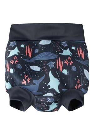 Ciemne kąpielówki z nadrukiem życia morskiego, w tym wielorybów, żółwi, płaszczek, rozgwiazd, muszli i koralowców w odcieniach niebieskiego i koralowego.