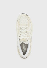Sneaker in mesh beige con lacci bianchi e suola in gomma. Presenta una soletta grigia e il logo "Saucony". Design della punta arrotondata e collare imbottito.