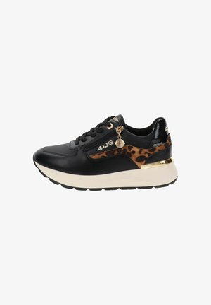 Sneaker in pelle nera con accento a stampa leopardata, hardware dorato e suola bianca. Presenta una chiusura con lacci davanti e una cerniera laterale.