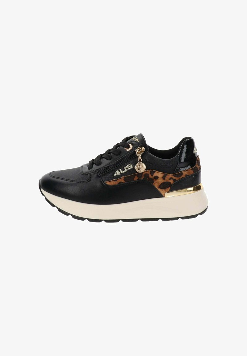 Czarne skórzane trampki z akcentem w panterkę, złotymi elementami i białą podeszwą. Posiadają sznurowane zapięcie z przodu i zamek błyskawiczny z boku.