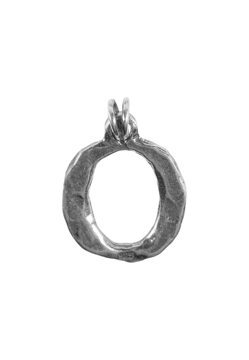 Silvrig hänge i en oregelbunden cirkel form med en texturerad yta, med en liten ögla högst upp för fäste.