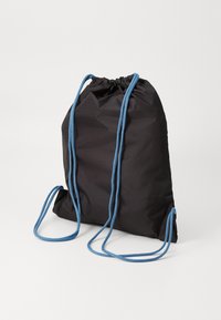 Sort snorepose lavet af nylon, med blå snore som stropper, tekstureret overflade og simpelt design uden yderligere accenter eller mønstre.