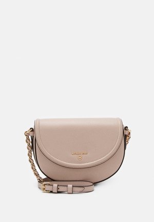 Béžová kožená kabelka přes rameno ve tvaru půlměsíce se zlatým řetízkem a nastavitelným popruhem, s malým zlatým logem Michael Kors na přední klopě.