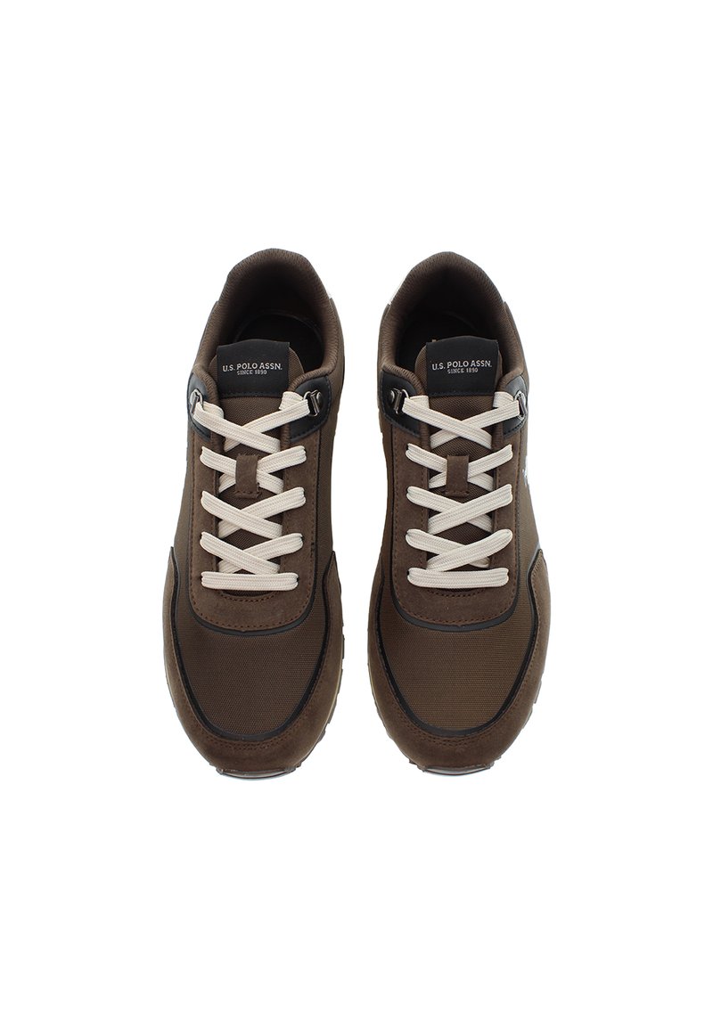Para brązowych sneakersów U.S. Polo Assn. z białymi sznurówkami, czarnymi detalami i etykietami z logo na języku, widocznych z góry na białym tle.