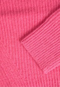 Tessuto lavorato a maglia rosa con una trama a coste. Fili morbidi e fluffosi con variazioni di spessore creano interesse visivo e profondità.