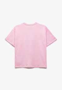 Camiseta de algodón rosa con mangas cortas, cuello redondo y una textura suave; presenta un color sólido y simple sin patrones ni acentos.
