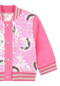 Giacca a maglia rosa con un frontale decorato da paillettes con un motivo arcobaleno, chiusure a bottoni e polsini e colletto a righe in coste.