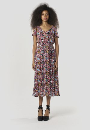 Vestido largo con escote en V y mangas cortas, con un estampado floral colorido en rosa, azul y verde sobre un fondo claro.