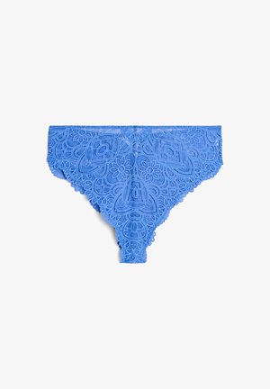 String blu in pizzo con motivi floreali e geometrici, bordi scallopati e una texture morbida. Il design è intricato e delicato.