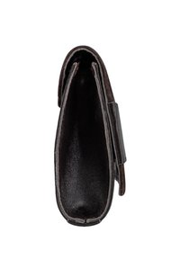 Borsa a pochette in pelle marrone con una forma stretta ed allungata. Esterno liscio, apertura superiore, interno foderato e dettagli di cucitura minimi.