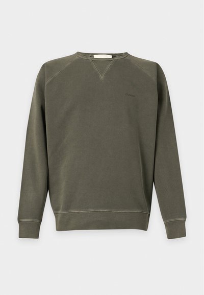 Sweat-shirt vert olive à manches longues avec col rond, poignets et bas en bord-côte, coutures minimales et petit logo brodé sur la poitrine.