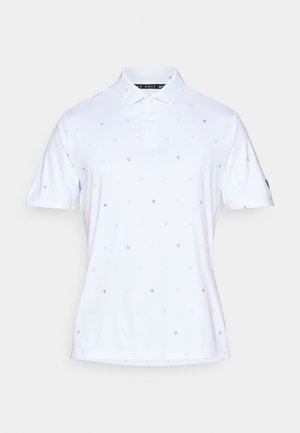 Camisa tipo polo blanca con acentos en azul claro con patrones de escudos y cruces, con un cuello clásico y una tapeta de tres botones, de mangas cortas.