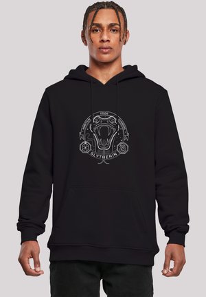 Schwarzer Kapuzenpullover mit dem Slytherin-Schlangenemblem in Weiß, umgeben von den Worten "AMBITION", "PRIDE" und "CUNNING".