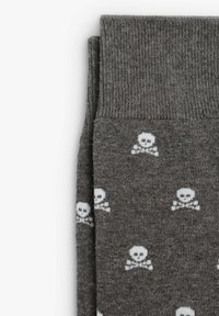 Calzini grigi con una texture morbida caratterizzati da un motivo ripetuto di teschi e ossa incrociate bianche. Il design con orlo assicura una vestibilità sicura.