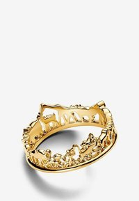 Anello in oro con un design testurizzato e organico, caratterizzato da bordi ondulati e frastagliati e particolari intagli che rappresentano un motivo paesaggistico.