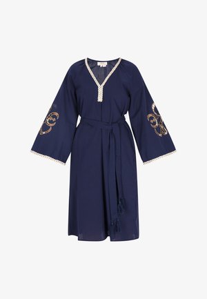 Tengerészkék ruha V-nyakkal, hosszú ujjakkal, díszes arany hímzéssel, derékmegkötővel és bojt díszítésekkel az alján. Puha szövettextúra.
