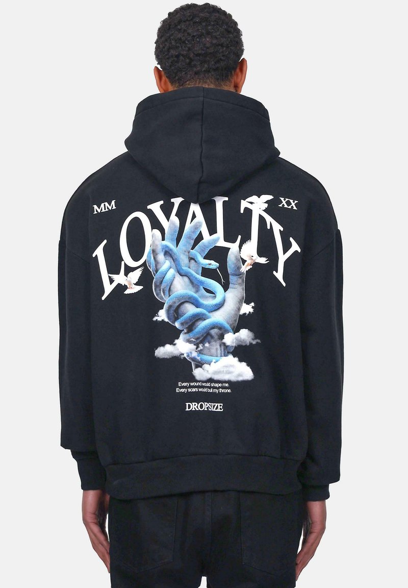 Schwarzer Hoodie mit einem großen Grafikdesign einer blauen Hand mit einer Schlange, Wolken und Vögeln. Der Text lautet "LOYALITÄT" in fetten weißen Buchstaben.