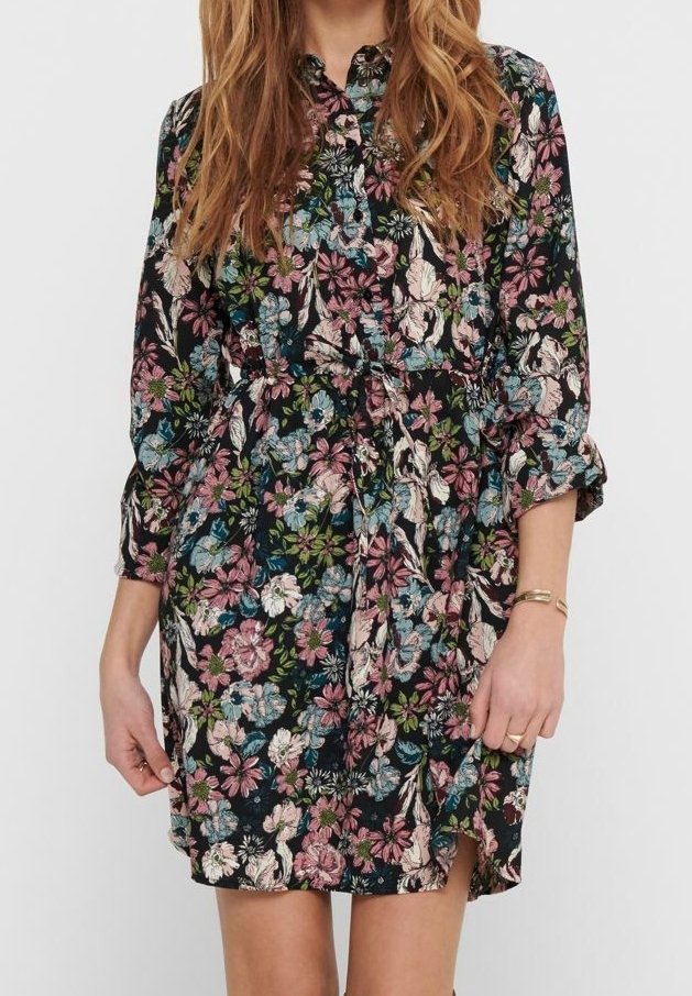 Robe fleurie noire avec un motif de fleurs roses, bleues et vertes. Dotée d'un col, d'une taille cintrée et de manches longues.