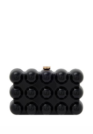 Sort rektangulær clutch med en blank finish, tekstureret med hævede cirkulære accenter i et gittermønster, toppet med en guldfarvet lås.