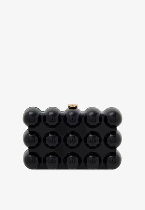 Sort rektangulær clutch med en blank finish, tekstureret med hævede cirkulære accenter i et gittermønster, toppet med en guldfarvet lås.