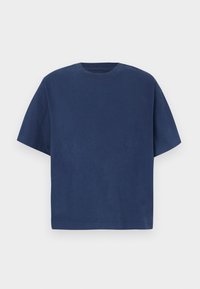 Μπλε ναυτικό βαμβακερό μπλουζάκι με κοντά μανίκια, στρογγυλή λαιμόκοψη και άνετη εφαρμογή, με λεία υφή και χωρίς ορατά σχέδια ή διακοσμητικά στοιχεία.