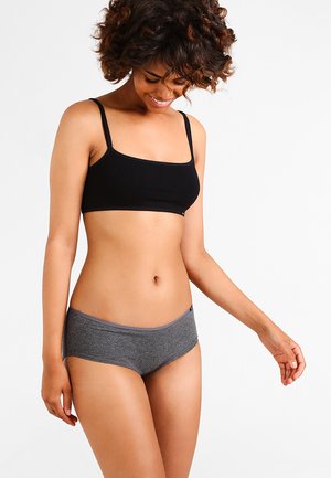 Crni bralette i sivi set gaćica. Mekana, rastezljiva tkanina. Bralette ima tanke trake i kvadratni izrez. Gaćice imaju elastičan pojas.