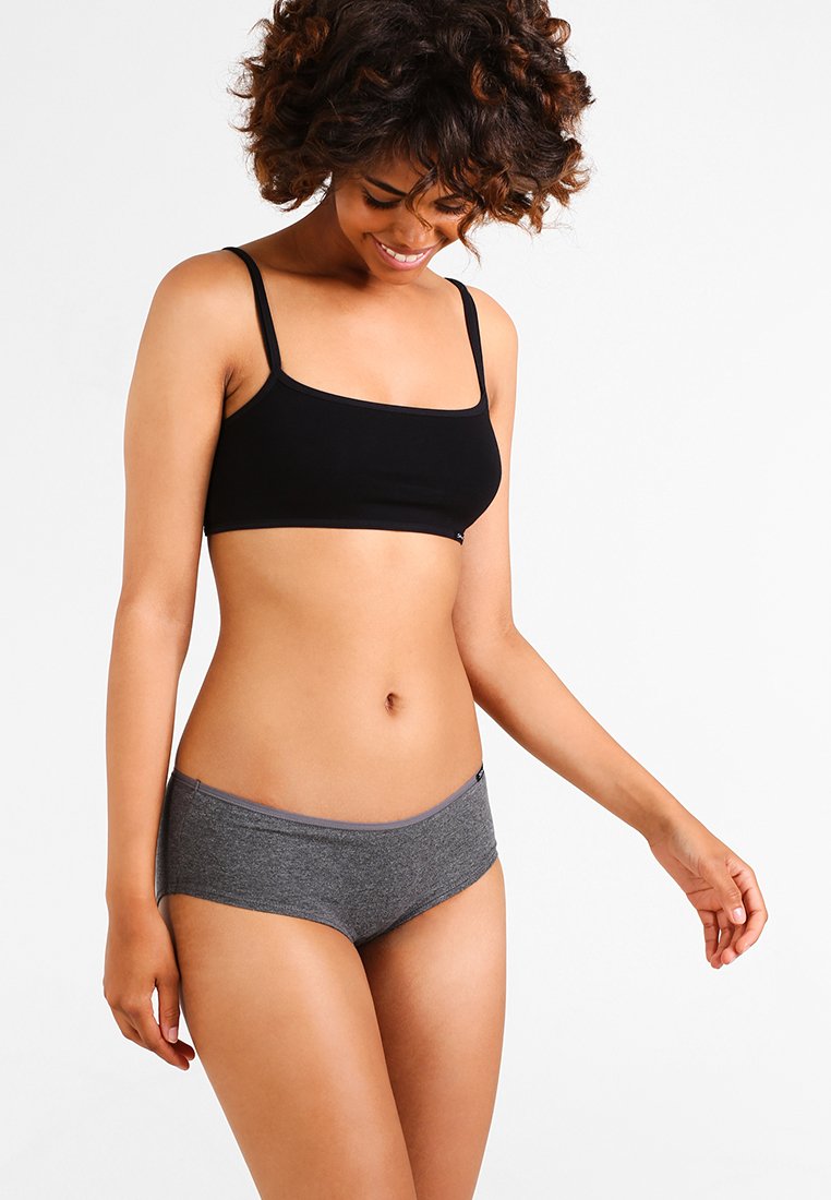 Crni bralette i sivi set gaćica. Mekana, rastezljiva tkanina. Bralette ima tanke trake i kvadratni izrez. Gaćice imaju elastičan pojas.