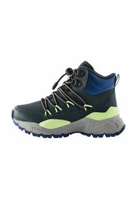 Buty trekkingowe typu mid-top w ciemnozielonym materiale, z niebieskimi akcentami i neonowozielonym sznurowaniem. Teksturowana szara podeszwa z niebieskim bieżnikiem dla lepszej przyczepności.