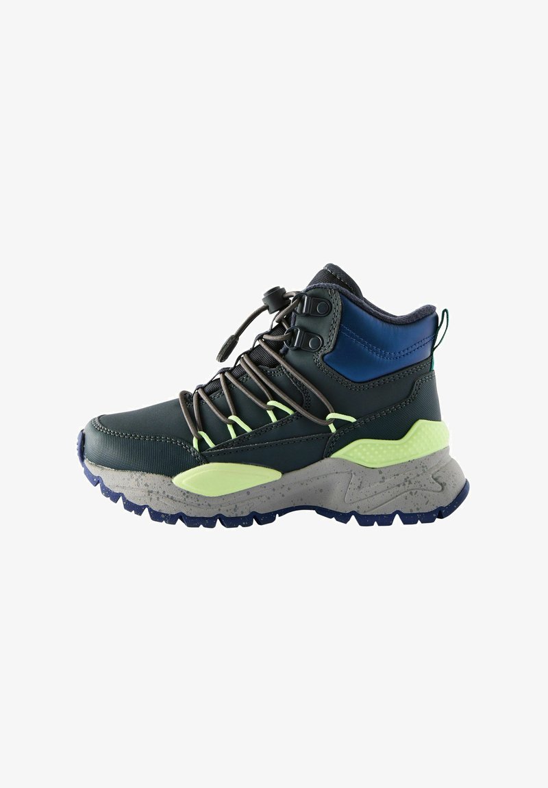 Středně vysoká turistická bota s tmavě zelenou textilií, modrými akcenty a neonově zelenými tkaničkami. Texturovaná šedá podrážka s modrým vzorem pro lepší přilnavost.