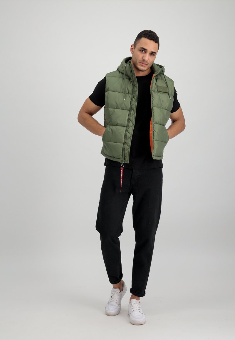 Herren Leichte Jacken | Alpha Industries HOODED PUFFER Weste sage green/khaki - PC34083 Herren Leichte Jacken | Alpha Industries HOODED PUFFER Weste sage green/khaki - PC34083