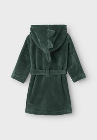 Zeleni, plišani bathrobe s kapuljačom, s tri teksturirana trokutasta detalja i odgovarajućim remenom. Mekani, udobni materijal s dugim rukavima.