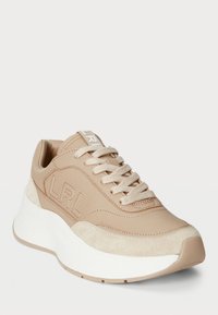 Baskets beiges avec une tige en cuir texturé, des accents en daim, une semelle plateforme blanche proéminente et des lacets ton sur ton. Présente un logo LRL.