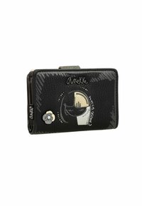 Cartera negra con una superficie texturizada, que presenta un diseño gráfico en dorado y crema, acentos plateados y un charm en forma de flor en el lateral.