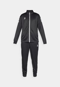 Svart träningsdräkt bestående av en zip-up jacka med hög krage och matchande byxor, tillverkad av ett smidigt, lätt material med vita detaljer.