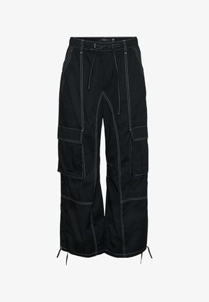 Černé cargo kalhoty s volným střihem, které mají několik velkých kapes, kontrastní bílé švy, stahovací pas a nastavitelné lemy.