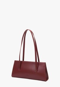 Rode leren handtas met lange, platte handgrepen; hoekige, rechthoekige vorm; gladde textuur; minimalistisch ontwerp; geen zichtbare hardware.