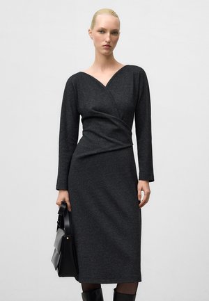 HERRINGBONE MIDI - Abito in maglia - grey/black