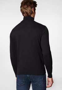 Czarny sweter dzianinowy z wysokim kołnierzem, teksturowana tkanina oraz ściągacze przy rękawach i u dołu. Slim fit z gładkim wykończeniem.