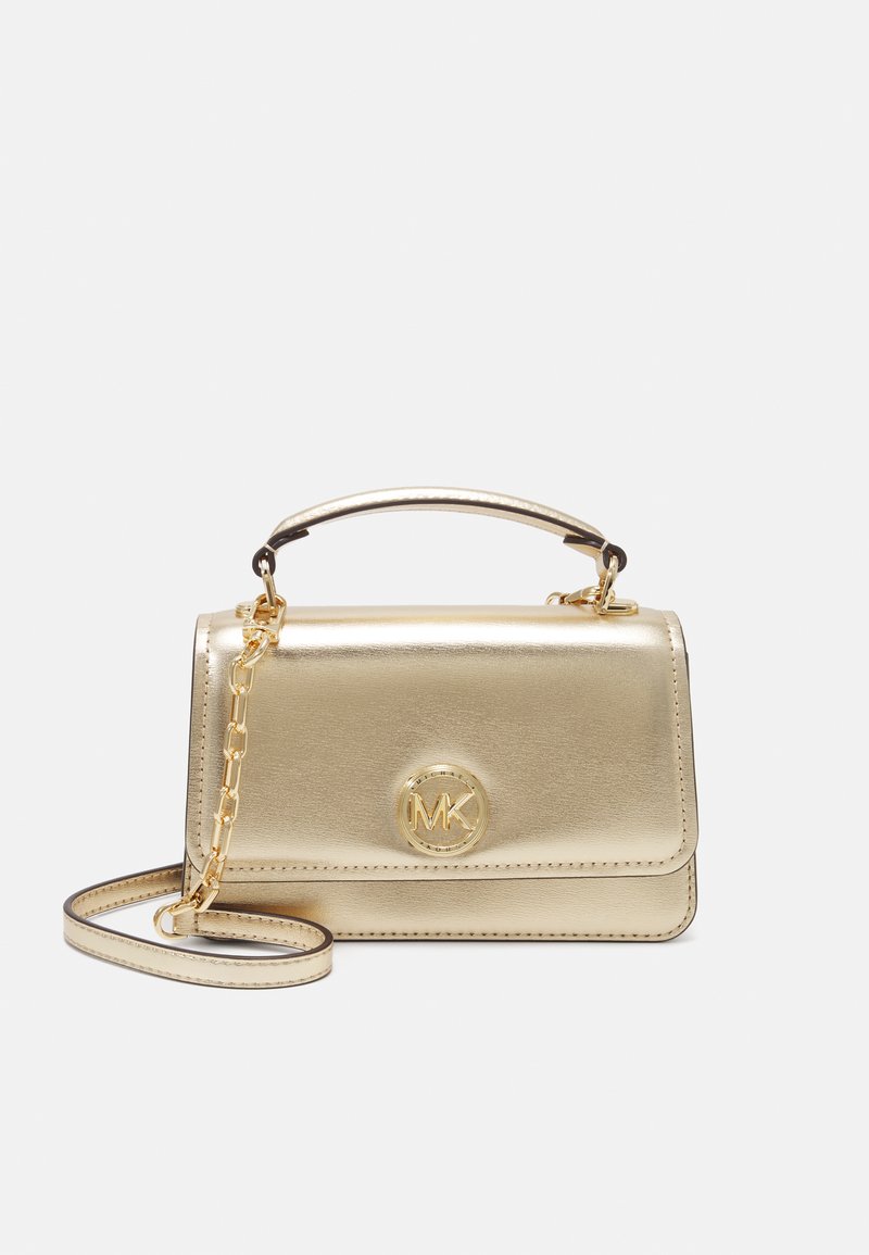 Χρυσή μεταλλική τσάντα με δομημένο σχεδιασμό, αλυσίδα ώμου και κυκλικό λογότυπο. Λείο υλικό και συμπαγές σχήμα.