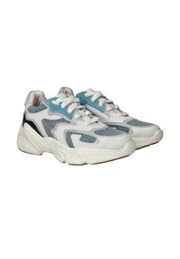 Witte sneakers met blauwe en grijze accenten, met een gestructureerde bovenkant, veters en een stevige rubberen zool. Opvallende ontwerp lijnen langs de zijkanten.