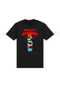 Camiseta de algodón negra con un diseño gráfico colorido que incluye el texto "STREET BOMBER" y una ilustración de un esqueleto en monopatín.