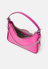 Borsa a tracolla in pelle rosa con un accento di catena argentata, chiusura con zip e una sola tracolla. L'interno è foderato in beige.
