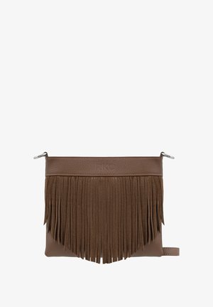 Barna bőr clutch táska velúr frufru díszítéssel az alján. Texturált bőr felsőrésze és oldalsó füllel rendelkezik. Ezüst színű fém kiegészítők díszítik.