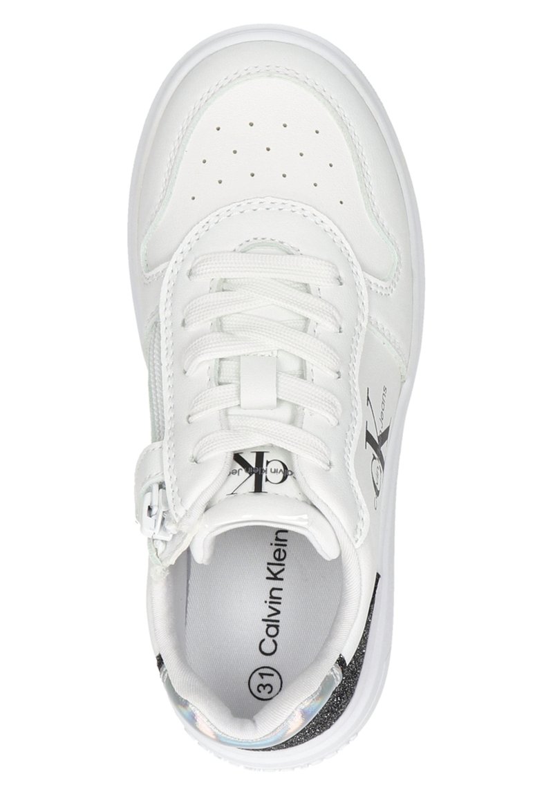 Sneaker bianco in pelle con punta perforata, chiusura con lacci e decorazioni laterali in argento e nero. Presenta sole e tacco con marchio.
