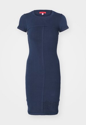 Granatowa dopasowana sukienka z krótkimi rękawami, o prążkowanej fakturze i detalach szwów. Charakterystyczny nadruk z literami przy dolnym brzegu.