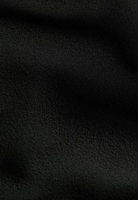 Czarna teksturowana tkanina, charakteryzująca się miękką, lekko puszystą powierzchnią o matowym wykończeniu, prezentująca jednolity wzór w całej powierzchni.