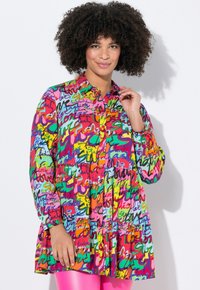 Bunt gemustertes Shirtkleid mit auffälligen Schriftzügen in Pink, Grün und Gelb; lange Ärmel und Knopfleiste.