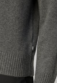 Thumbnail Image 9